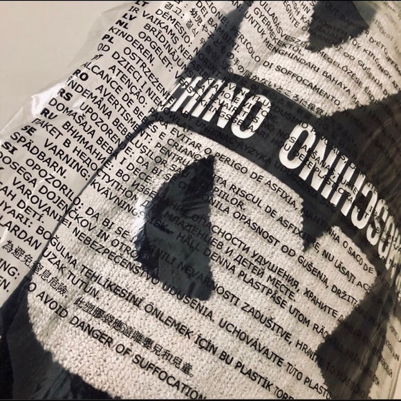 Online Exclusive H&Moschino black and white Beach towel - Picture 8 of 10